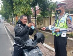 Polres Majalengka Bagikan Masker dan Stiker Imbauan Prokes