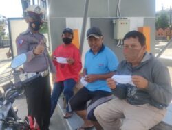 Edukasi Prokes, Satlantas Majalengka Bagikan Masker kepada Pengendara