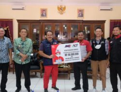 JNE Tasikmalaya dan ACT Serahkan Bantuan Pangan di Pangandaran