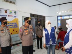 Vaksinasi Polres Cirebon Kota dan IWAPI Sasar Pelaku UMKM