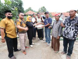 Een Bantu Warga Bangun Jembatan Ambruk di Sumurwuni