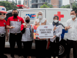 JNE Serahkan Bantuan Ambulans untuk Pemkab Karawang