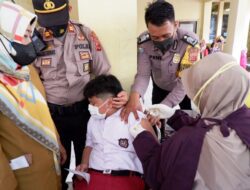 Hari Pertama PTM 100 Persen, Siswa SD Divaksin Covid-19