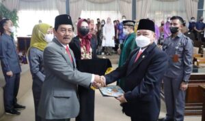 Eman Suherman dilantik menjadi anggota DPRD Kuningan