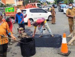 DPUTR Kota Cirebon Rutin Perbaiki Jalan Berlubang