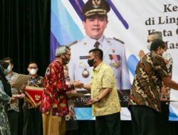 Wali Kota Cirebon Serahkan SK Purnabakti kepada 71 ASN