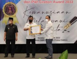 Wali Kota Nashrudin Azis Raih PWI Cirebon Award 2022