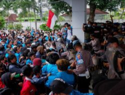 Minta Ketemu Ketua DPRD, Unjuk Rasa Mahasiswa Berujung Ricuh