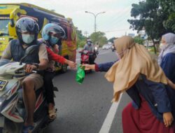 BEM STTC Bagikan Ratusan Takjil kepada Pengguna Jalan