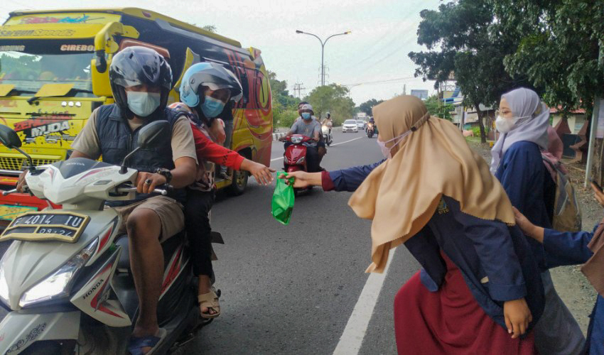 BEM STTC Bagikan Ratusan Takjil kepada Pengguna Jalan