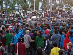 Ricuh, Demo Mahasiswa di Kota Cirebon Ada yang Terluka
