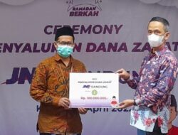 JNE Bandung Salurkan Dana Zakat Rp1 Miliar