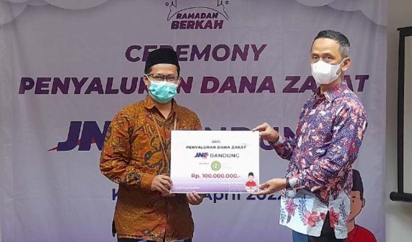 JNE Bandung Salurkan Dana Zakat Rp1 Miliar