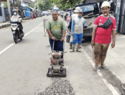 DPUTR Kota Cirebon Tambal Jalan Berlubang