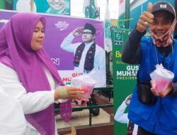 Perempuan Bangsa Kuningan Bagikan Ratusan Takjil