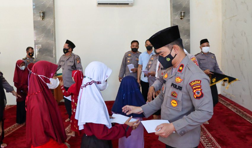 Polres Cirebon Kota Santuni Puluhan Anak Yatim