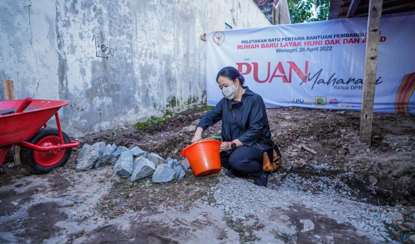 Puan Maharani Serahkan Bantuan Stimulan Rumah Swadaya