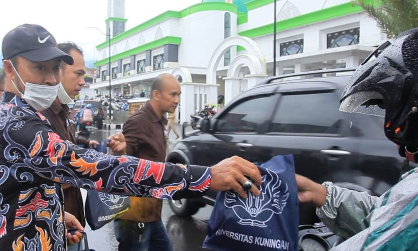 Uniku Berbagi Tebar Ribuan Paket Takjil