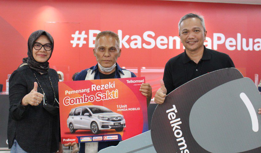 Warga Depok Dapat Honda Mobilio dari Telkomsel