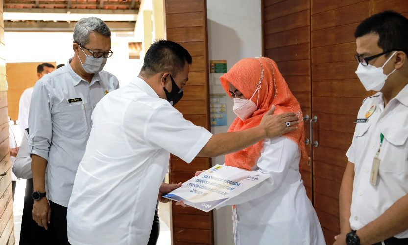 Pemkot Cirebon Santuni Ahli Waris Nakes yang Gugur karena Covid-19
