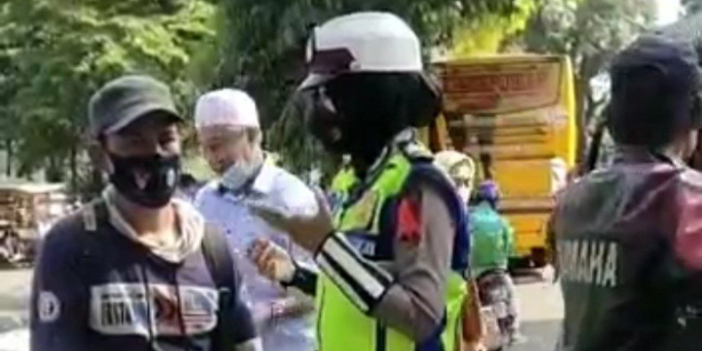 Pengunjung Objek Wisata Melonjak, Polwan Lakukan Edukasi Prokes