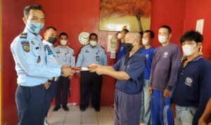 Sembilan Warga Binaan Lapas Narkotika Cirebon Dapat Remisi Waisak