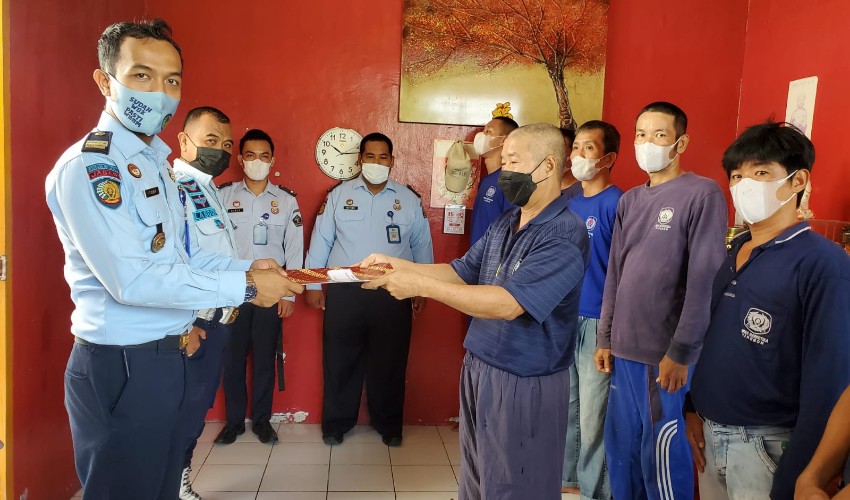 Sembilan Warga Binaan Lapas Narkotika Cirebon Dapat Remisi Waisak