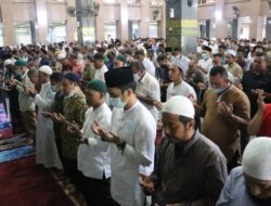 Ribuan Jemaah Laksanakan Salat Ghaib untuk Emmeril Kahn Mumtadz
