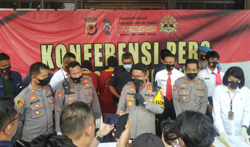 Aksinya Ketahuan, Pencuri AC Nyemplung ke Kolam Renang
