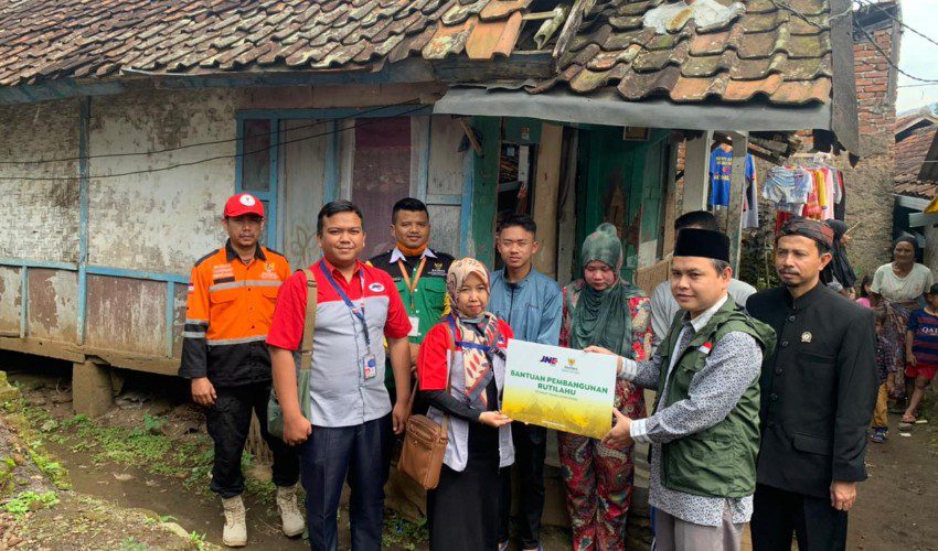 JNE Bandung bersama Baznas Jabar Wujudkan Mimpi Pelajar Berprestasi