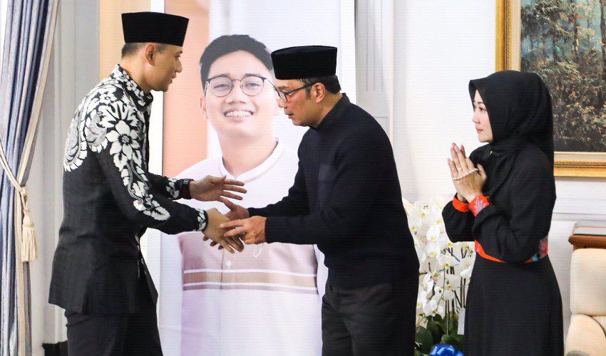 Takziah, AHY Beri Semangat Ridwan Kamil dan Atalia