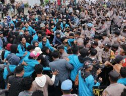 Mahasiswa dan Polisi Bentrok Lagi saat Unjuk Rasa