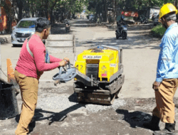 DPUTR Kota Cirebon Lakukan Pemeliharaan Jalan Berlubang di Sejumlah Titik