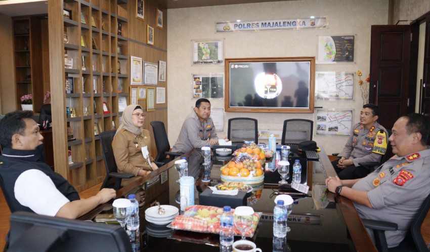 Kapolda Jabar Tinjau Vaksinasi Massal di Majalengka