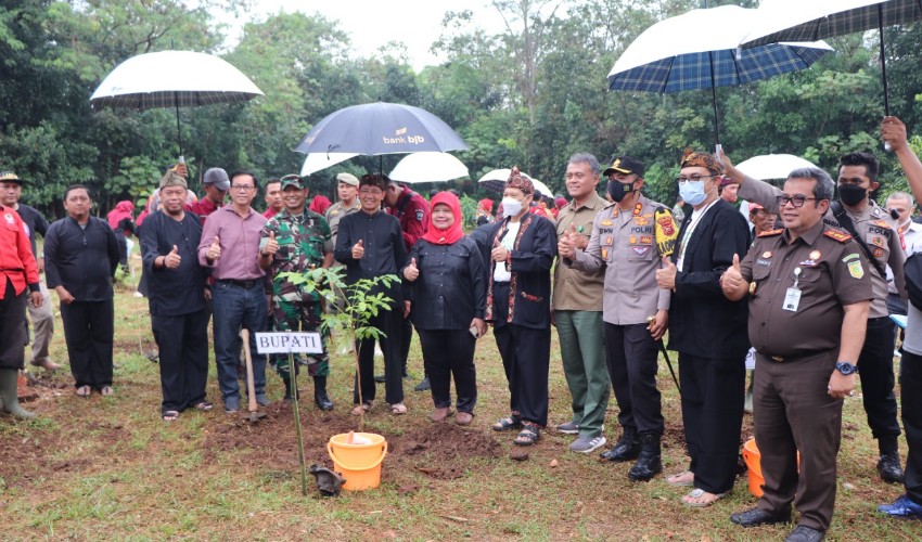 Menko PMK RI Tanam 10 Juta Pohon di Majalengka