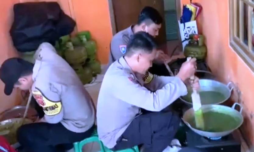 Bhabinkamtibmas Polsek Argapura Olah Labu Siam Jadi Dodol