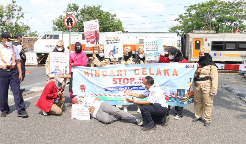 KAI Cirebon Ingatkan Masyarakat Disiplin di Perlintasan Sebidang