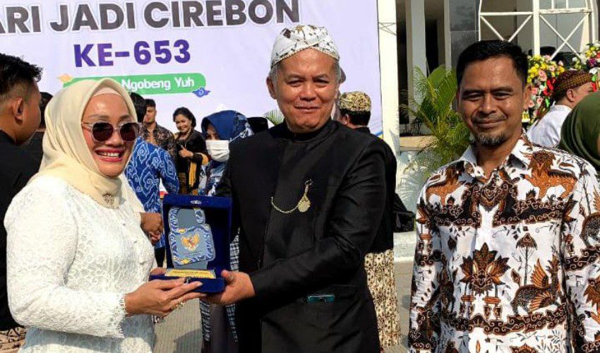Komisi Informasi Kota Cirebon Beri Penghargaan Sekretariat DPRD