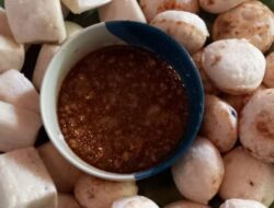 Bulan Safar, Keraton Kesepuhan Cirebon Bagikan Kue Apem