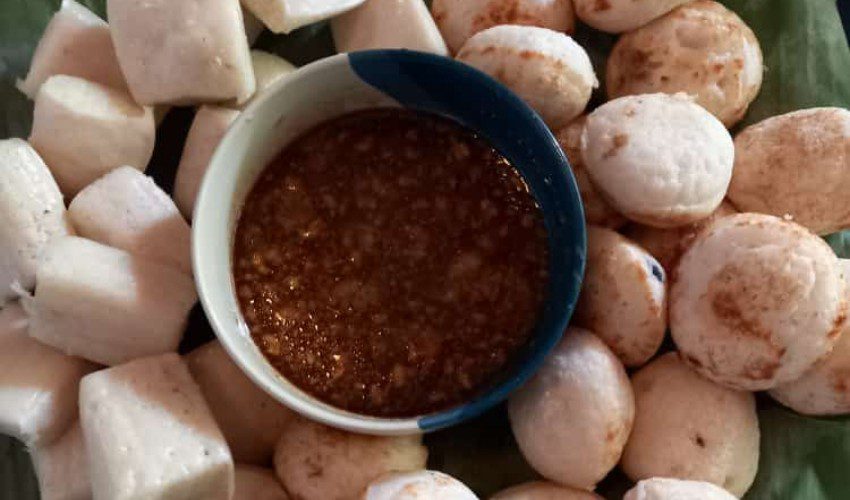Bulan Safar, Keraton Kesepuhan Cirebon Bagikan Kue Apem