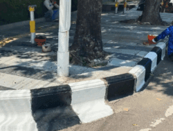 DPUTR Kota Cirebon Laksanakan Pengecatan Border Stone di Sejumlah Titik