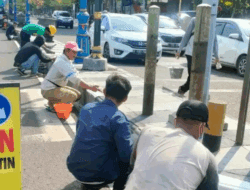 DPUTR Kota Cirebon Lakukan Pengecatan Kanstin di Jalan Wahidin