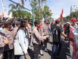 Tolak Kenaikan Harga BBM, GMNI Cirebon Demo di Depan DPRD