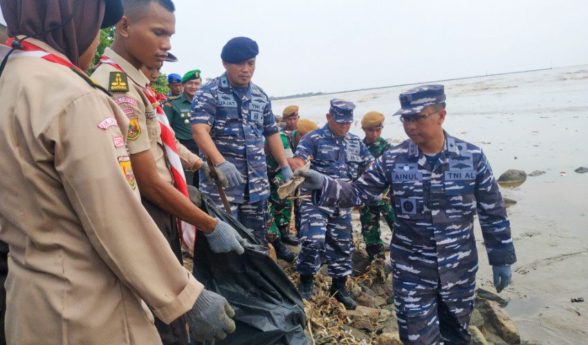 Lanal Cirebon Ajak Masyarakat Jaga Kebersihan Laut