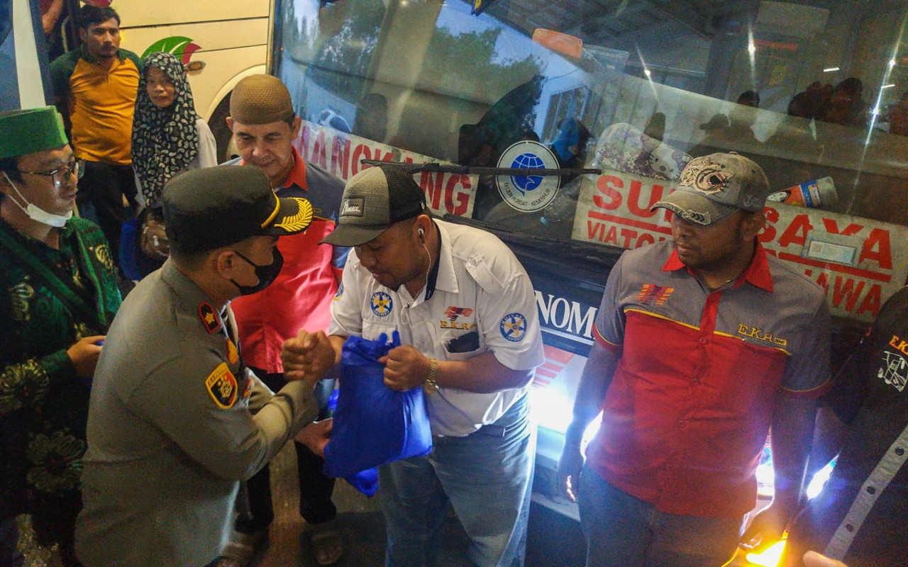 Polres Cirebon Kota Bagikan Ribuan Sembako untuk Sopir Bus