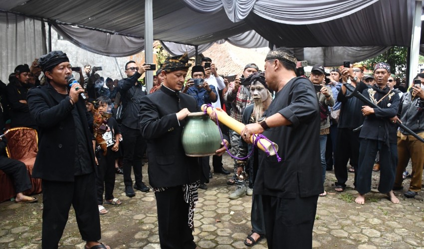 Ratusan Warga Antusias Saksikan Siraman Benda Pusaka Kerajaan Talaga Manggung