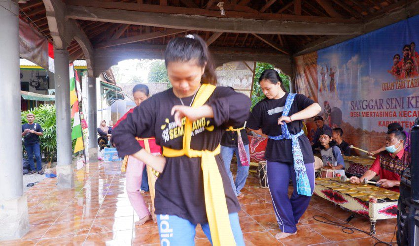Sanggar Kencana Ungu Rawat Tradisi Melalui Tari Wayang Cirebon