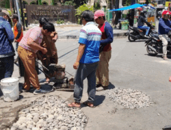 DPUTR Kota Cirebon Lakukan Perbaikan Jalan Bleeding Flushing