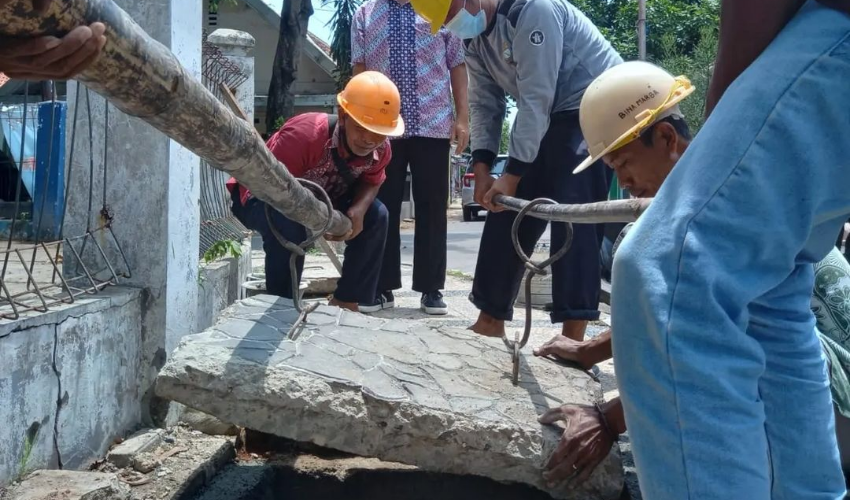 DPUTR Kota Cirebon Perbaiki Manhole di Sejumlah Titik