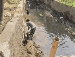 DPUTR Kota Cirebon Perbaiki Senderan Sungai